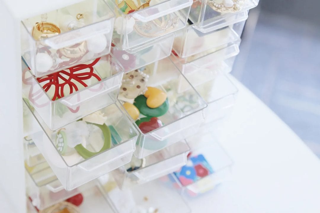 Sieraden en accessoires opbergen: het systeem tegen klitten en verkleuring