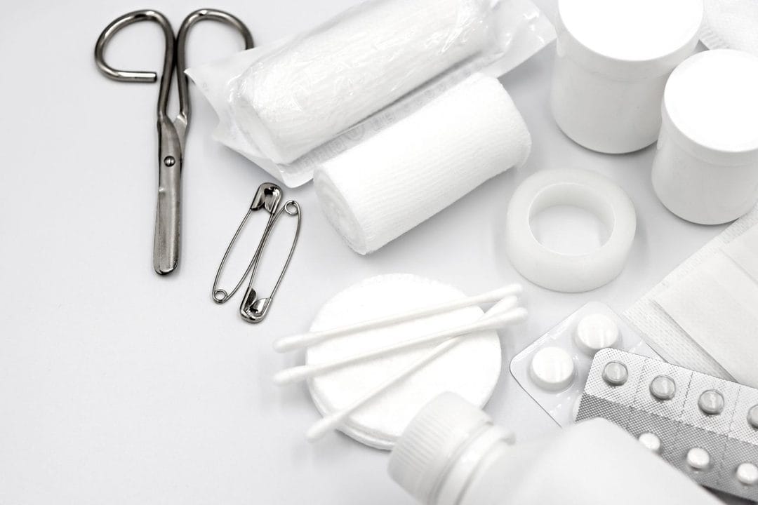 Medicijnkastje en EHBO-doos organiseren voor het verkoudheidsseizoen: het systeem tegen verlopen medicijnen en rommel in de badkamerkast