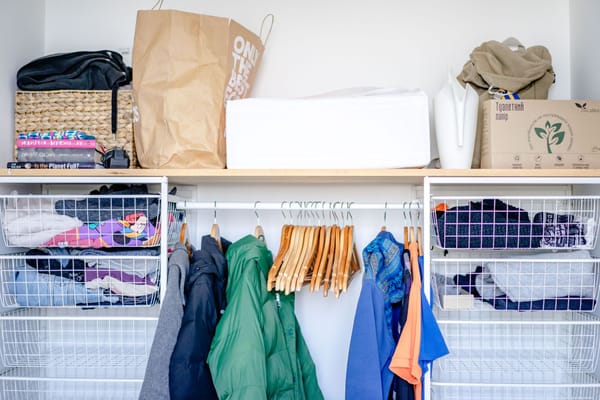 Kledingkast wisselen voor de zomer 2026: van wintertruien naar zomergarderobe in één ochtend