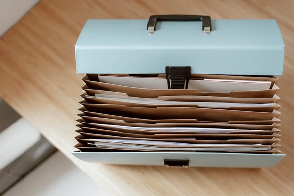Papierwinkel en administratie thuis organiseren in juni 2026: het wekelijkse bakje dat de stapel op de keukentafel voorgoed laat verdwijnen