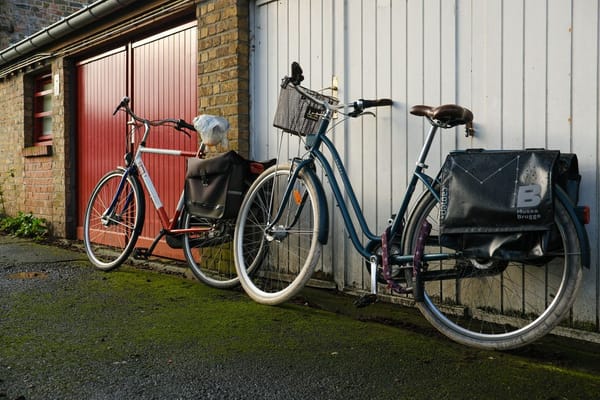Fietsen en buitenspullen kwijt op een klein balkon? Zo pak je het deze zomer aan