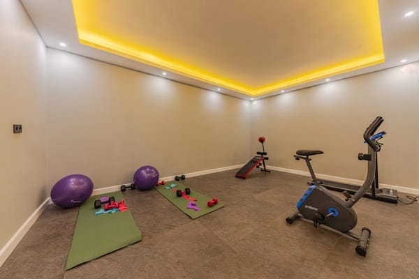 Sportspullen en fitnessmateriaal opbergen in huis: van rommelhoek naar overzichtelijk systeem