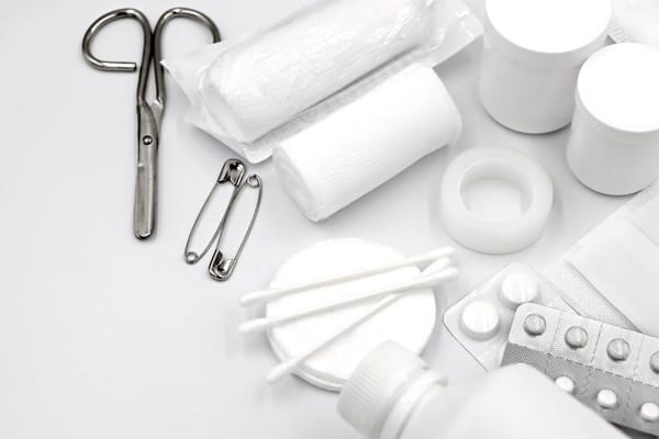Medicijnkastje en EHBO-doos organiseren voor het verkoudheidsseizoen: het systeem tegen verlopen medicijnen en rommel in de badkamerkast